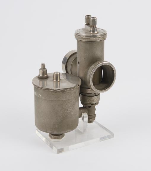 Semi-automatic variable jet carburettor for motorcycles