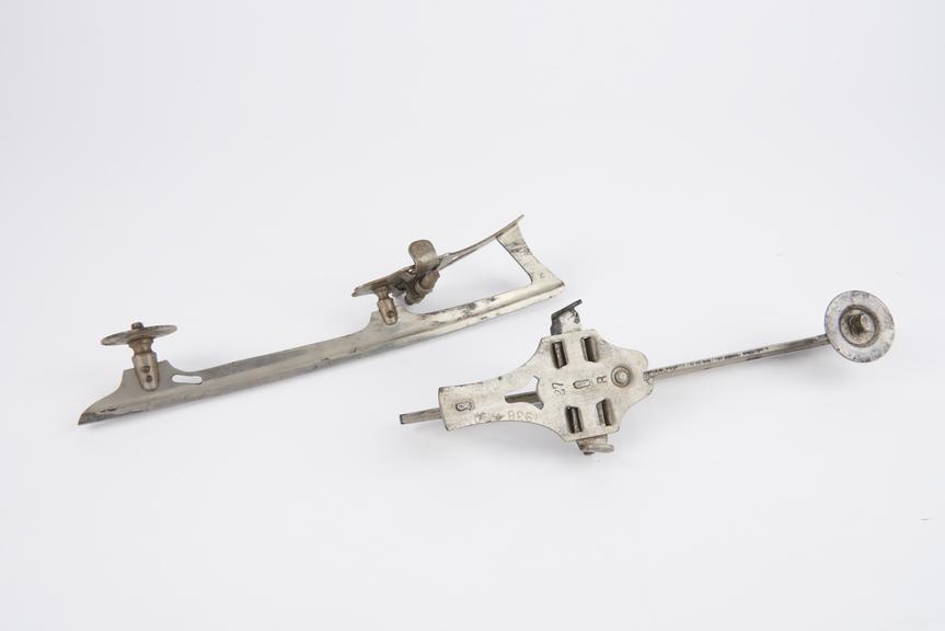 Pair of ice-skates, separate clamp type