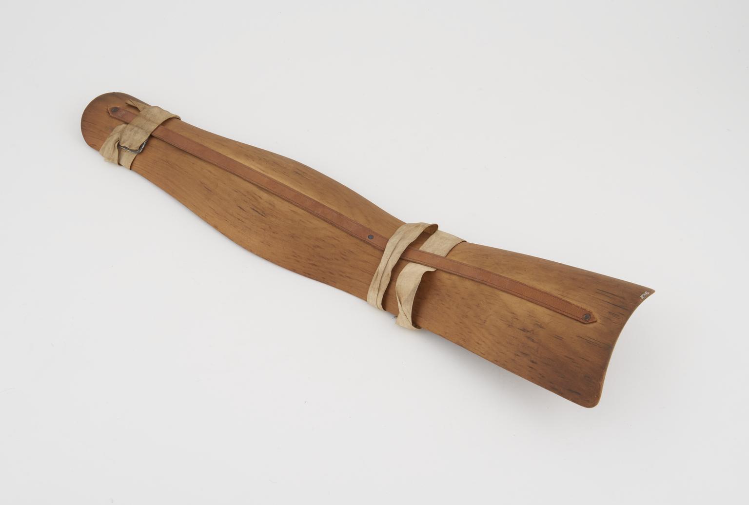 Wooden splint for back of knee and calf | Science Museum Group Collection