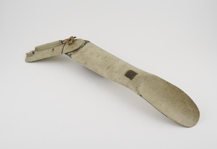 Extension splint for left arm, enamelled iron, by Evans and Co