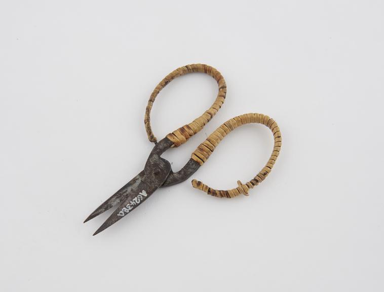 Scissors, iron and straw, Chinese