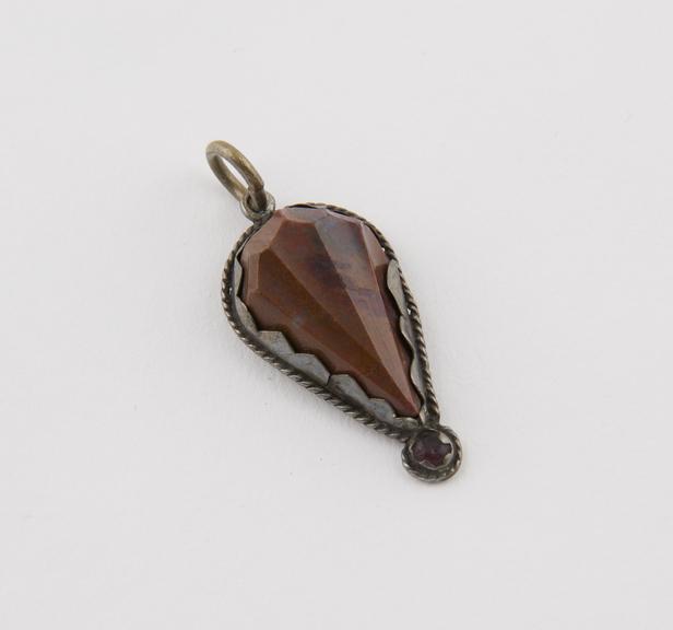 Amuletic pendant made of jasper and cornelian mounted in silver