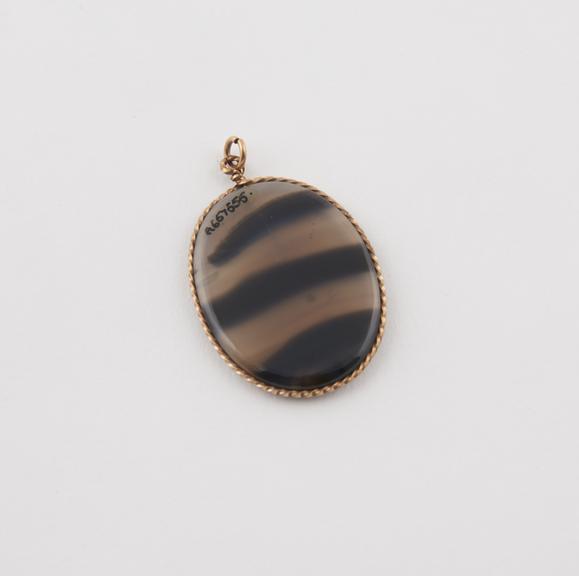 Amuletic pendant consisting of oval of flat polished banded