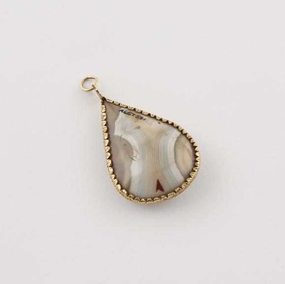 Amuletic pendant consisting of polished agate