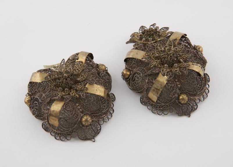 Silver filigree clasp in 2 parts, from collar