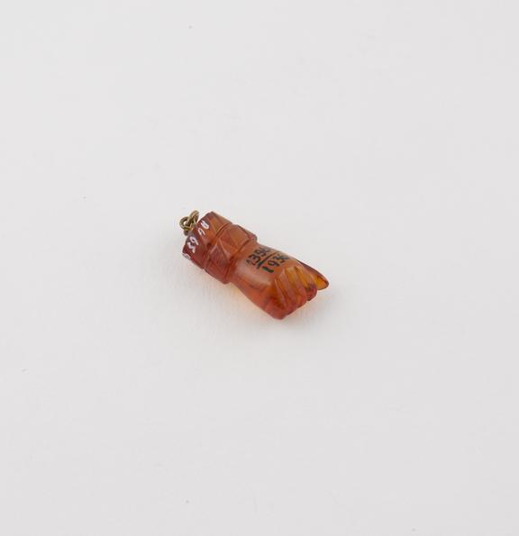 Pendant hand of yellow glass or amber, De Mortillet collection