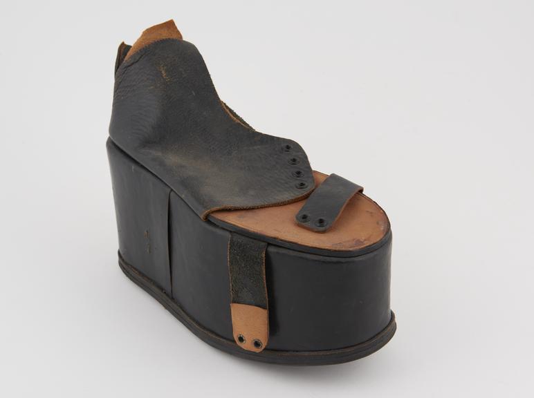 Leather platformed overshoe