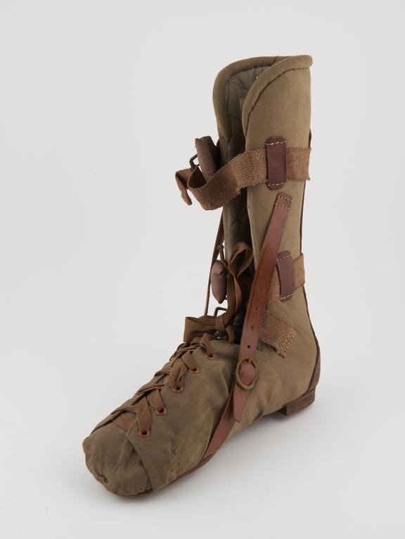 Padded right leg splint, boot type
