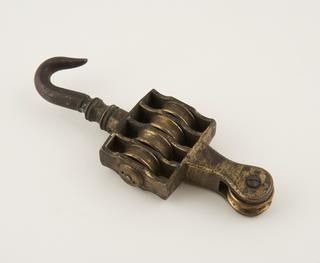 Hooked pulley from suspension loop