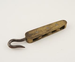 Triple hooked pulley from suspension loop