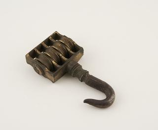Quadruple hooked pulley from suspension loop