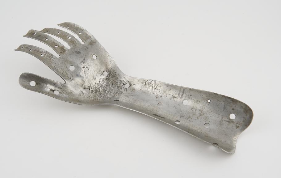 Drop right wrist splint, aluminium, 1891-1920