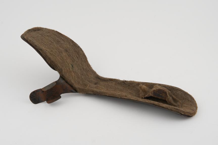 Drop right wrist splint, iron and felt, 1820-1920