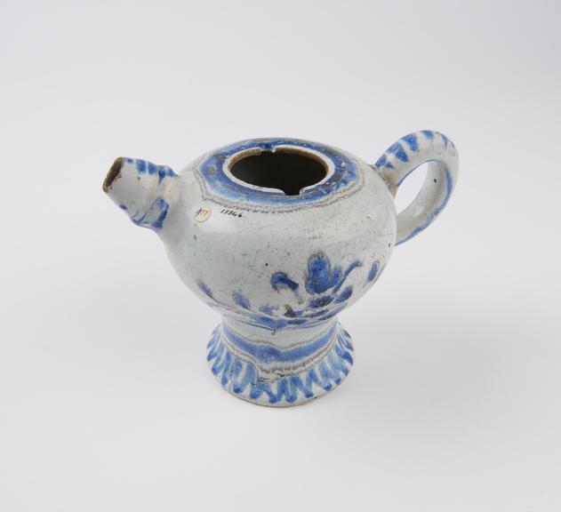 Earthenware feeding cup with very short spout and blue and