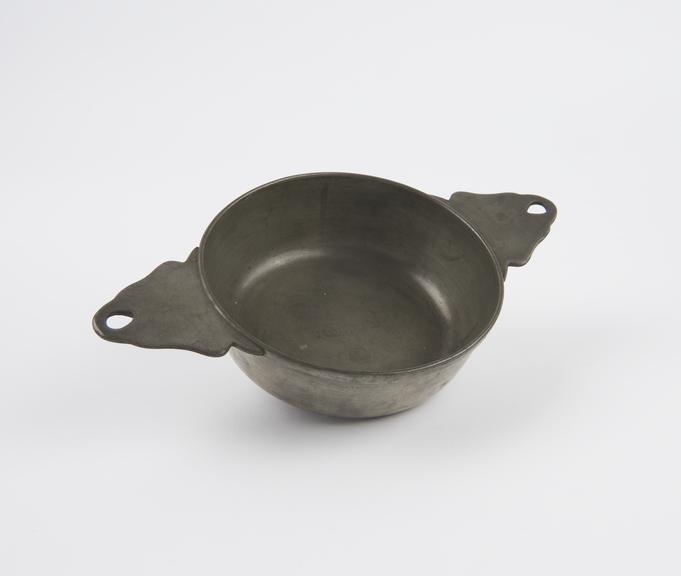 Pewter porringer made by Compton, London, 1701-1900