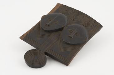 Flat wooden plaque with oval handle an semicircular grip at back