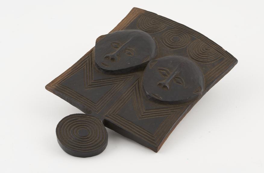 Flat wooden plaque with oval handle an semicircular grip at