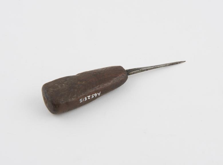 Surgical instrument consisting of steel (?)