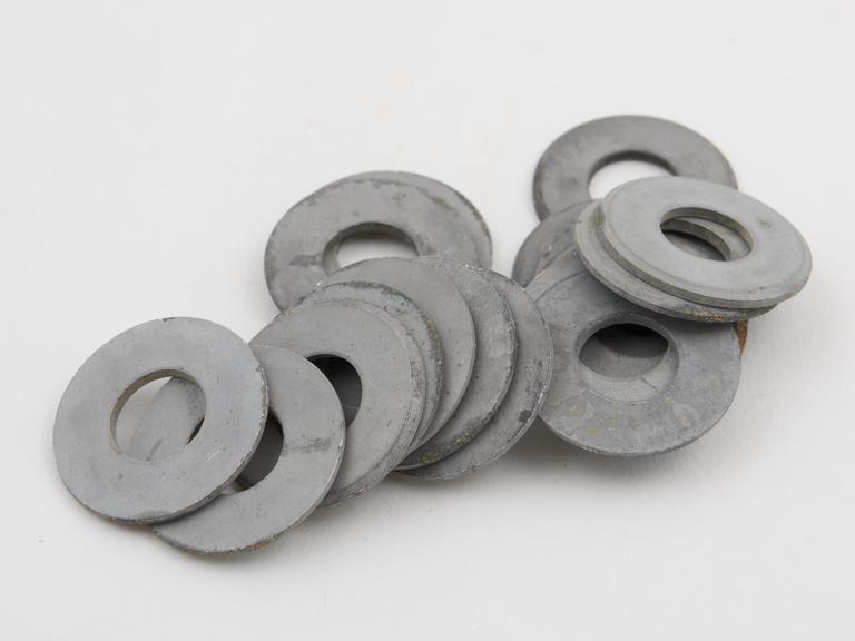 17 washers, outside diameter 25mm, internal diameter 12mm