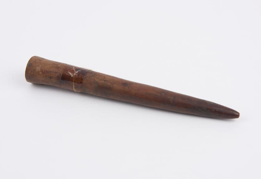 Necklace, amuletic, comprising two cylindrical leather covered cases on string