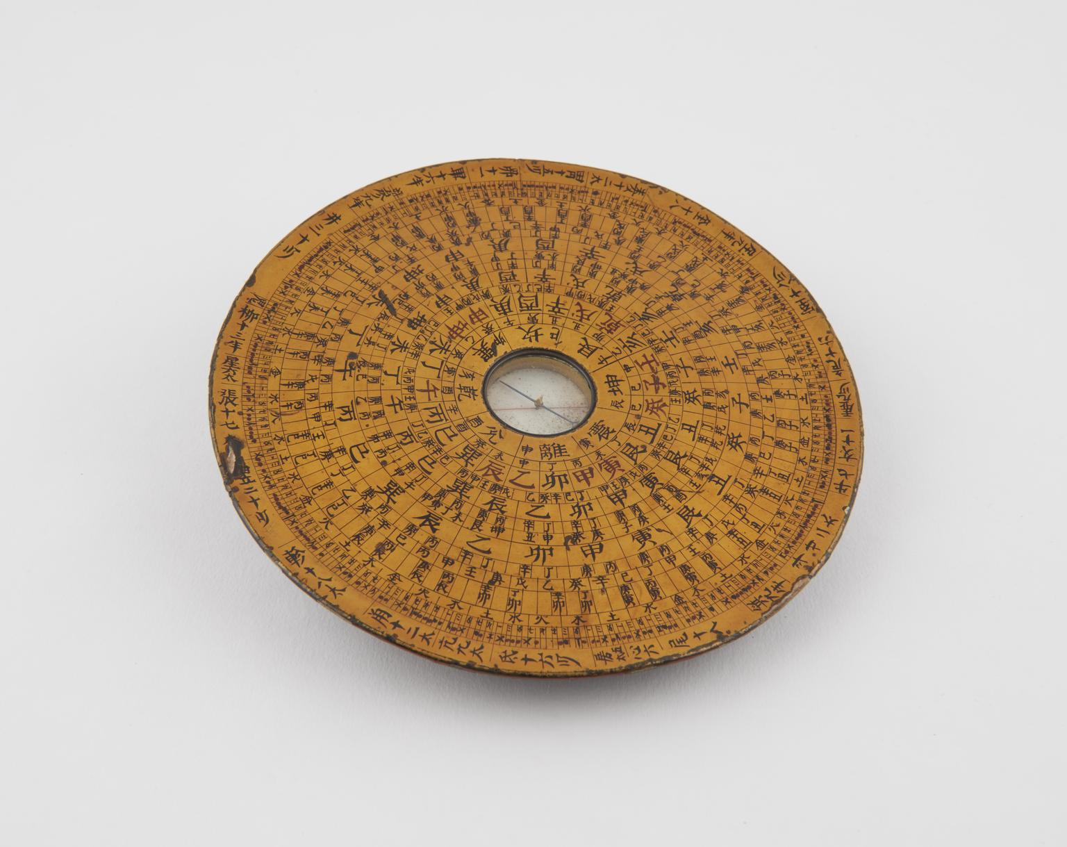 Compas Science Wooden geomantic compass | Science Museum Group Collection
