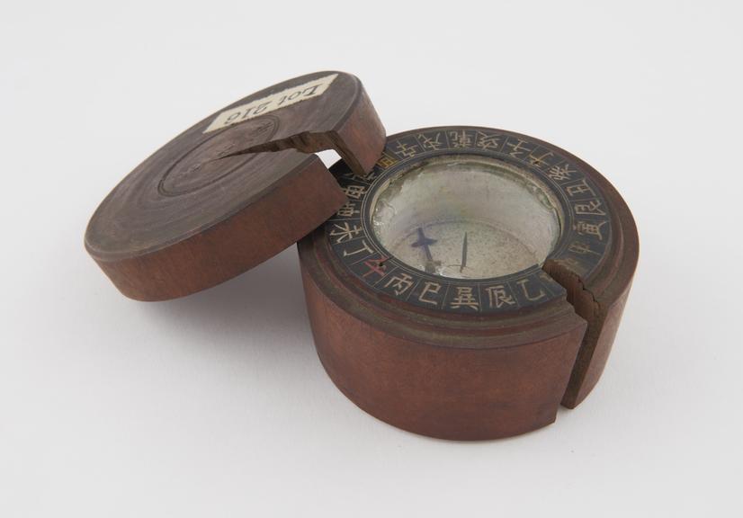 Compass in circular wooden case with lid