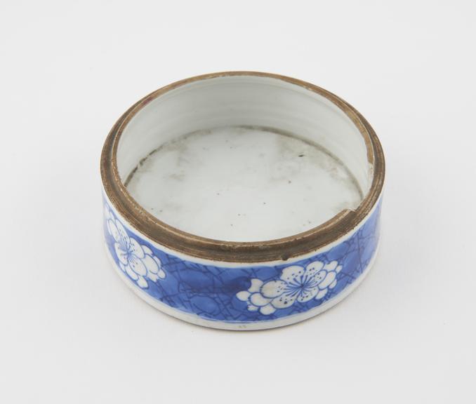 Porcelain pot, possibly a pomade pot, blue and white, Chinese