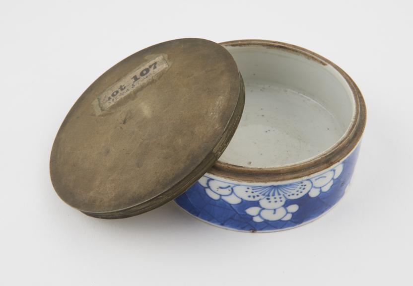 Porcelain pot, possibly a pomade pot, blue and white, Chinese