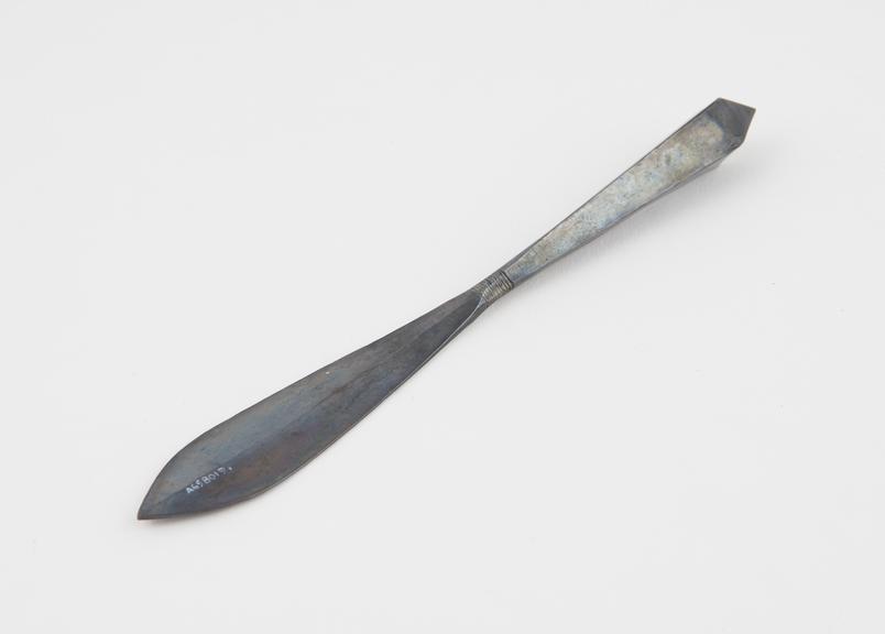 Metal double-ended spatula with leaf-shaped blade