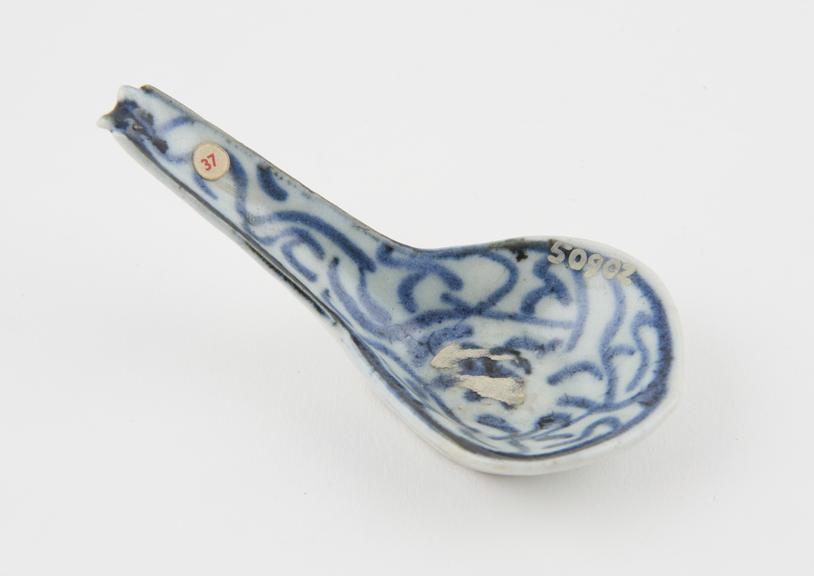 Porcelain spoon, dark blue painted decoration, Chinese