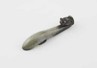 Clasp carved with dragon's head