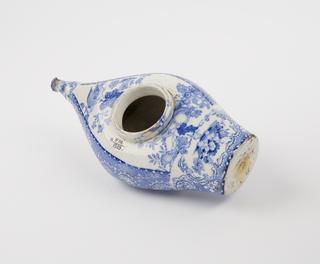 Infant's feeding bottle