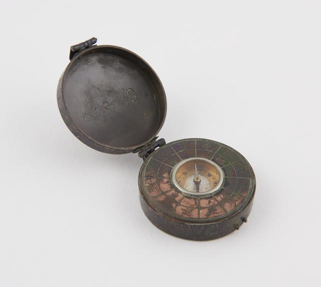 Compass in bronze, case decorated on lid