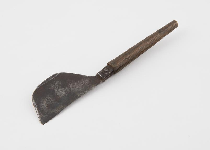 Folding razor(?), steel, with wooden handle, China, 1850-1925