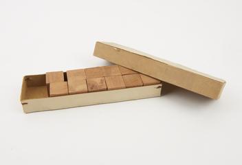 Box containing 12 wooden cubes