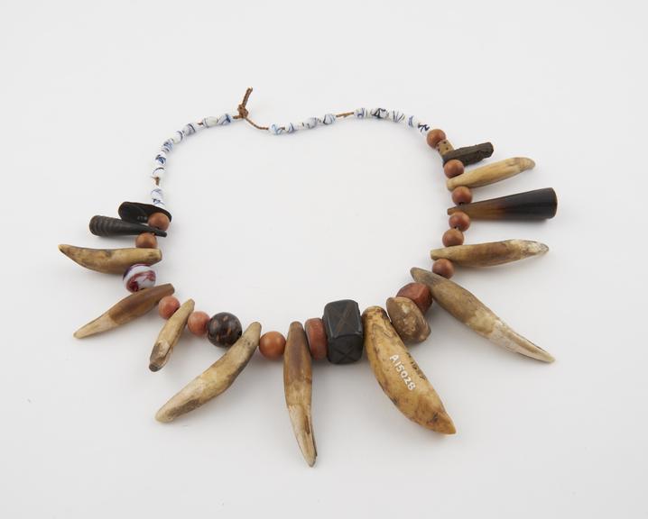 Amuletic necklace of twisted fibre threaded with large teeth