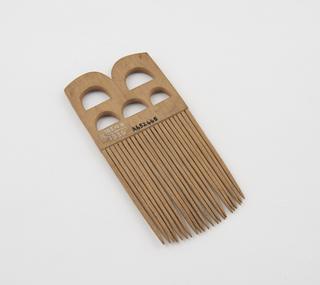 Carved wooden comb with 22 large teeth