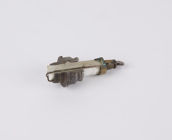 Small motor car sparking plug, 0.375 gas thread, c. 1900'