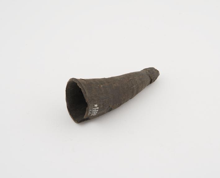 Cupping horn, slightly curved, conical