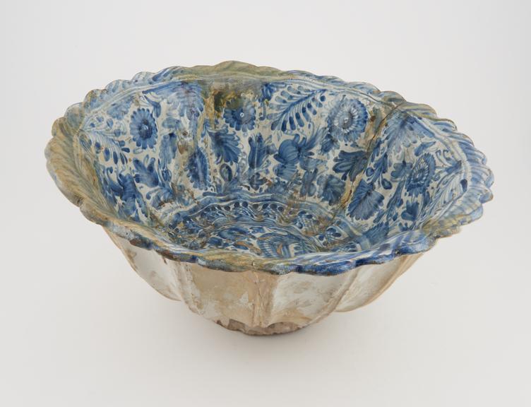 Wash basin, blue maiolica, Italian, 18th century