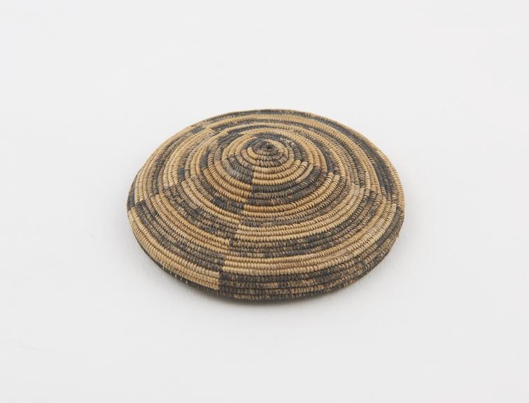 Circular lid for wooden milk-pot made of woven grass