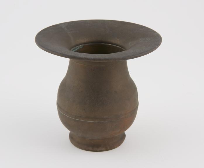 Circular brass spittoon, with broad rimmed neck