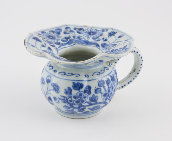 Blue and white porcelain spittoon, Chinese export, 18th century