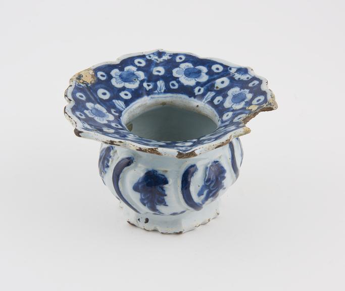 Spittoon, tin-glazed earthenware, Dutch or English, 18th century