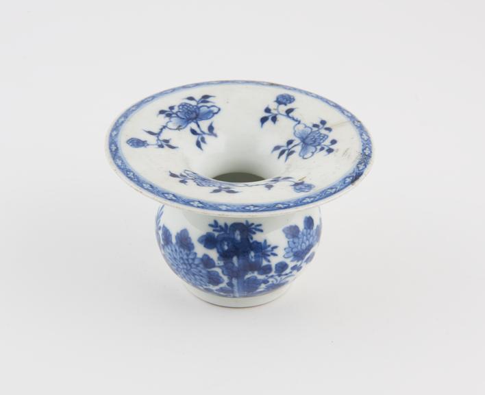 Blue and white porcelain spittoon, Chinese export, 18th century