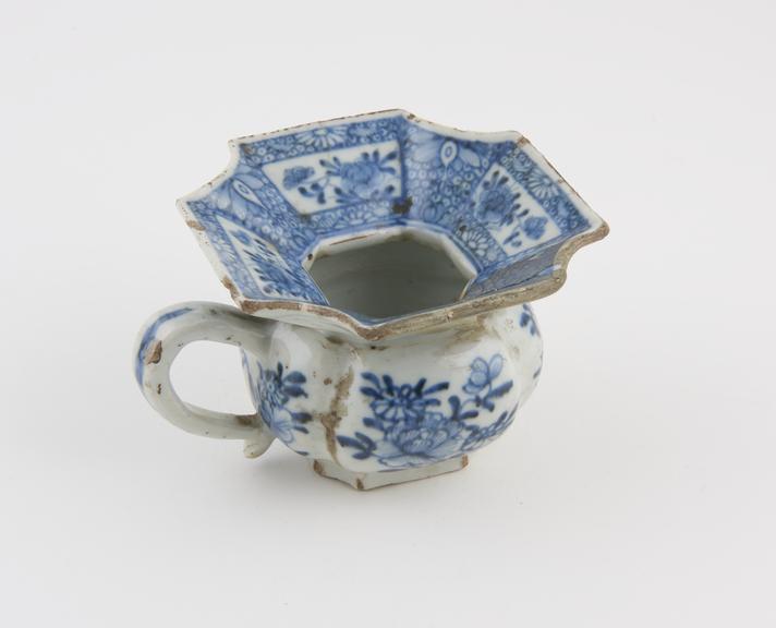 Blue and white porcelain spittoon, Chinese export, 18th century