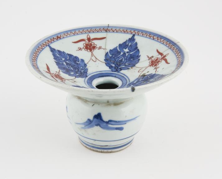 Blue and white porcelain spittoon, Chinese export, 18th century