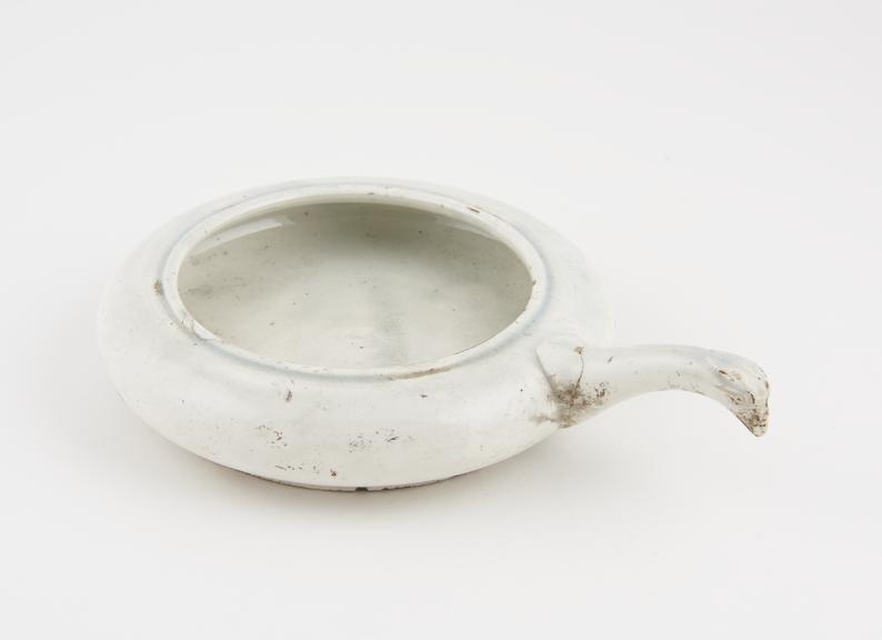 Circular porcelain spittoon, lead glazed