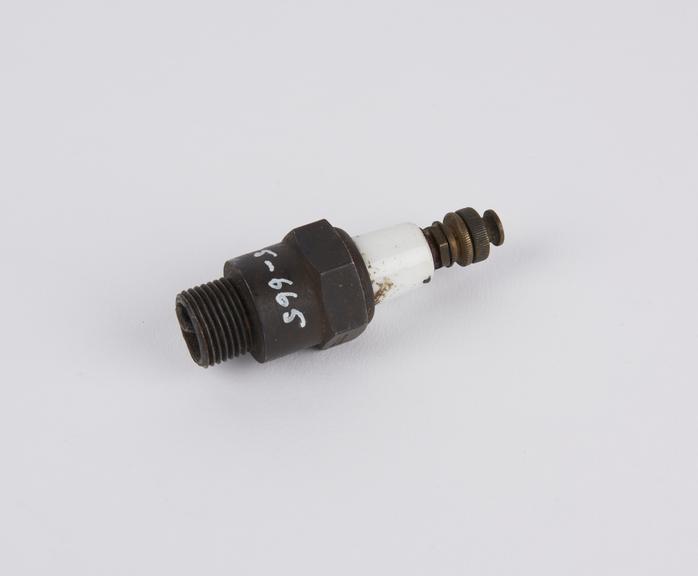 Forward spark plug type T.T. for motor vehicles, 1916-1924