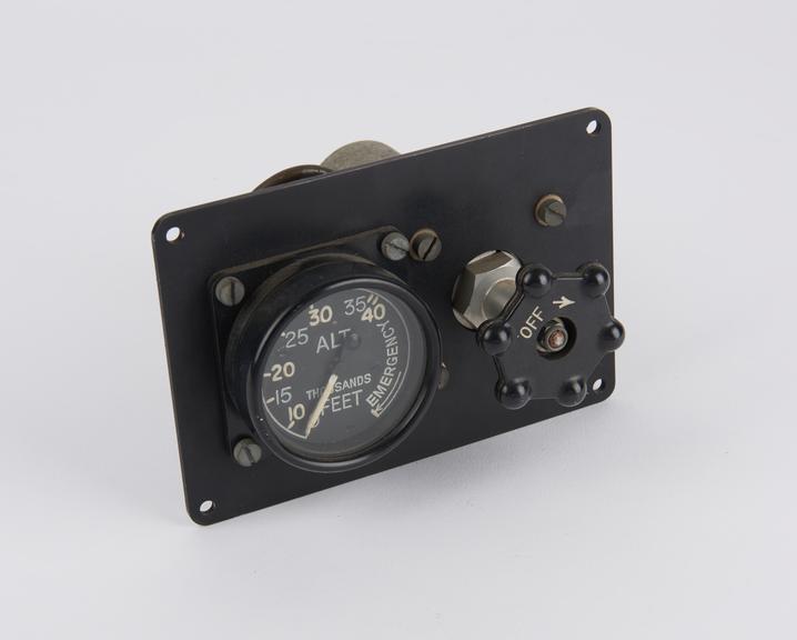 Constant flow oxygen regulator for use in aircraft up to 40000